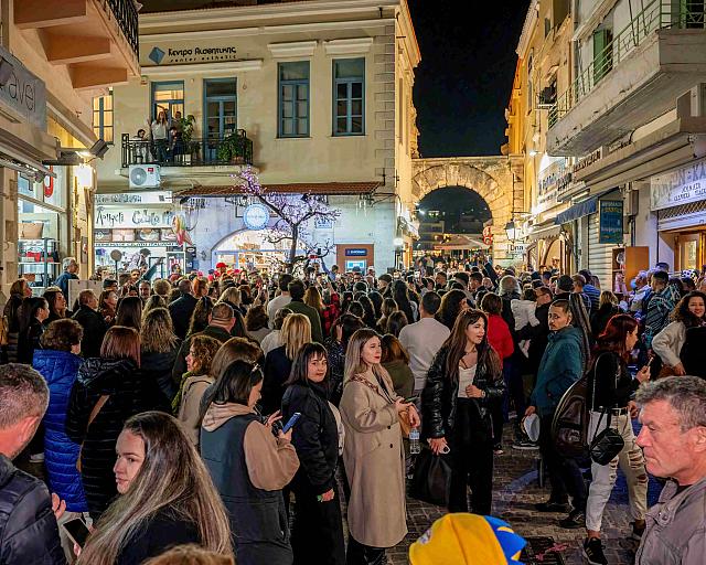 παραδοσιακές κρητικές καντάδες στο ιστορικό κέντρο του Ρεθύμνου