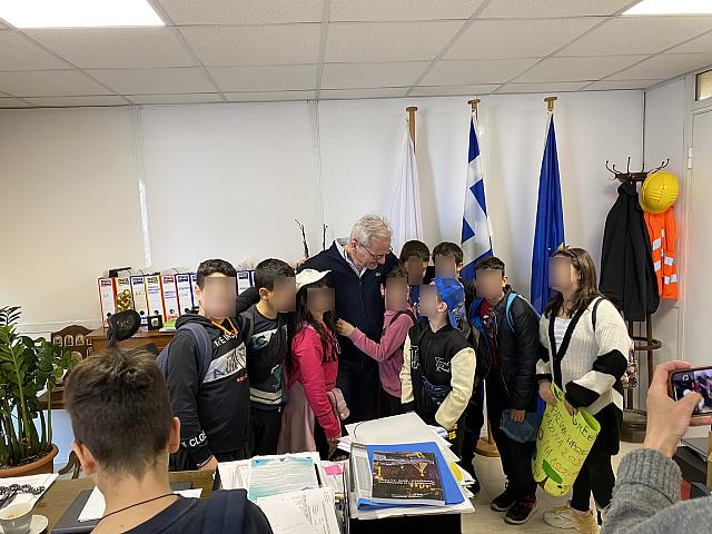 Γέμισε με «Πράσινους Ήρωες» το γραφείο του Δημάρχου Αλέξη Καλοκαιρινού