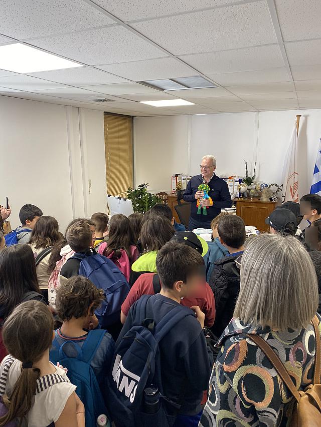 Γέμισε με «Πράσινους Ήρωες» το γραφείο του Δημάρχου Αλέξη Καλοκαιρινού