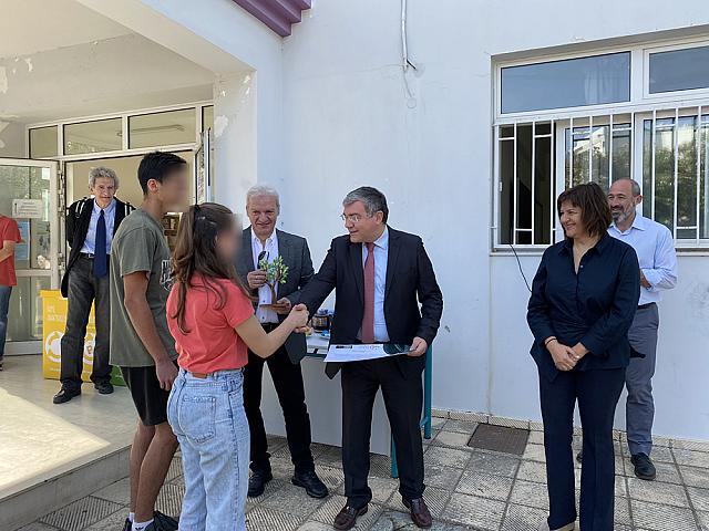 με σκοπό να επιβραβεύσουν το σχολείο για τα αποτελέσματα που πετυχαίνουν στον σχολικό μαραθώνιο ανακύκλωσης που διοργανώνει ο Δήμος.