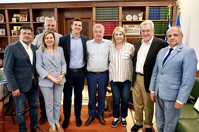 Η συζήτηση που έγινε στη διάρκεια της συνάντησης επικεντρώθηκε σε θέματα αυτοδιοίκησης, αναπτυξιακά θέματα της Κρήτης καθώς και ζητήματα κοινής συνεργασίας του Υπουργείου με την Περιφέρεια Κρήτης.&nbsp;