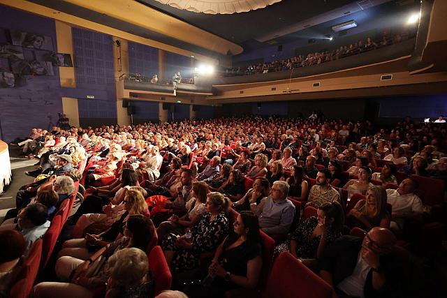 παράσταση - δημοσιογράφοι