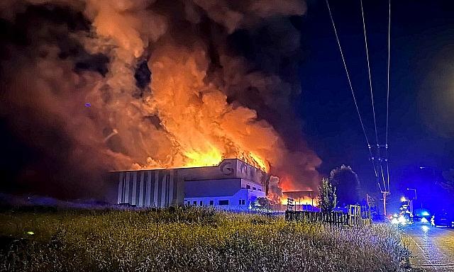 εργοστάσιο φωτιά