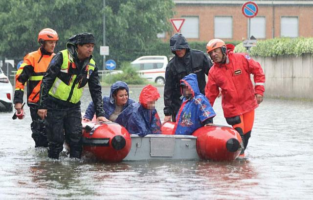 <iframe width="1250" height="703" src="https://www.youtube.com/embed/7Wc5j-0CEHY" title="Maltempo a Milano, i vigili del fuoco soccorrono una donna incinta: trasportata a bordo di un g..." frameborder="0" allow="accelerometer; autoplay; clipboard-write; encrypted-media; gyroscope; picture-in-picture; web-share" referrerpolicy="strict-origin-when-cross-origin" allowfullscreen></iframe>