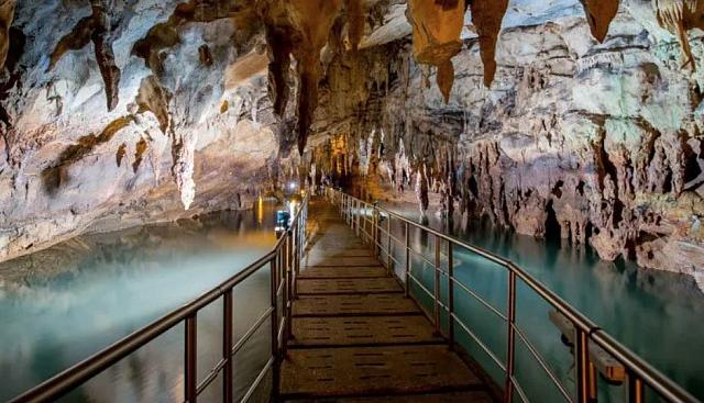 Σπηλαιο των Λιμνών