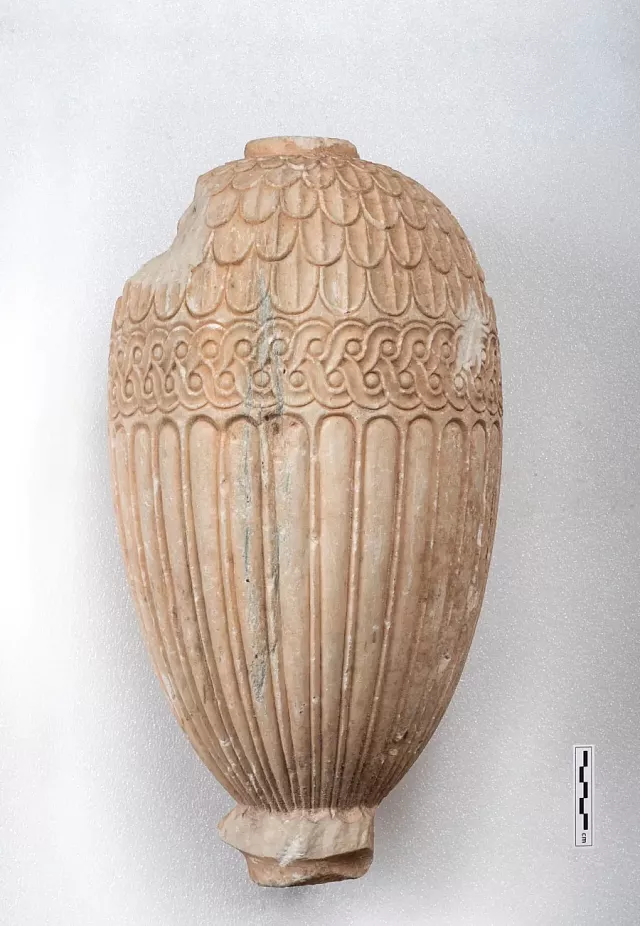 μαρμάρινη επιτύμβια λουτροφόρος