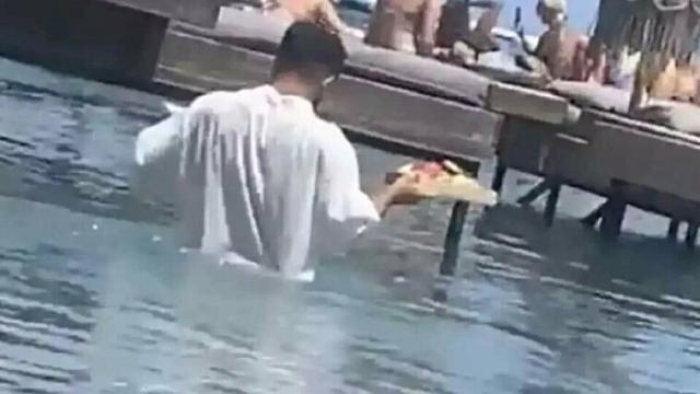 Ρόδος σερβιτόρος