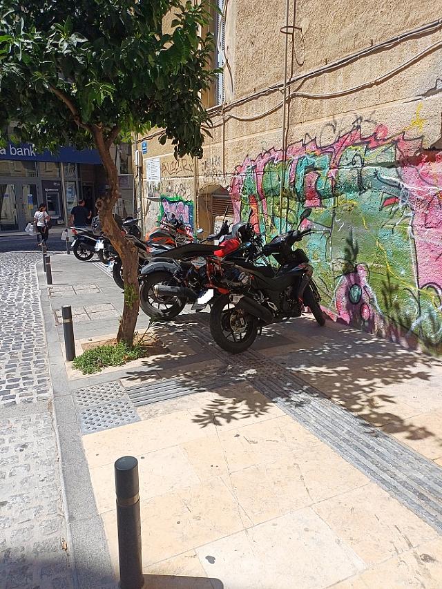 μηχανάκια στάθμευση