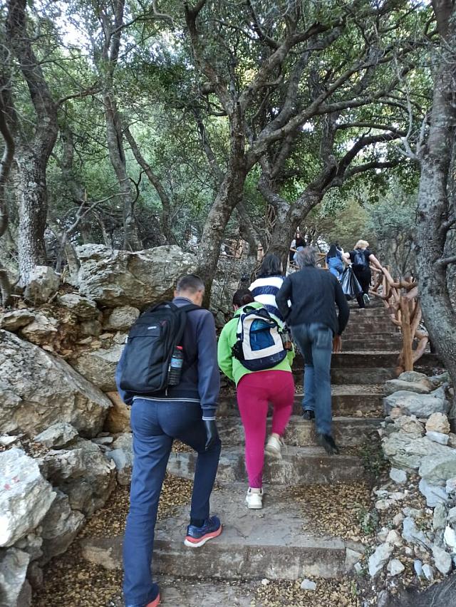 μαθητες στο Κρόνιο σπήλαιο