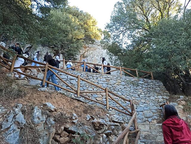 μαθητες στο Κρόνιο σπήλαιο
