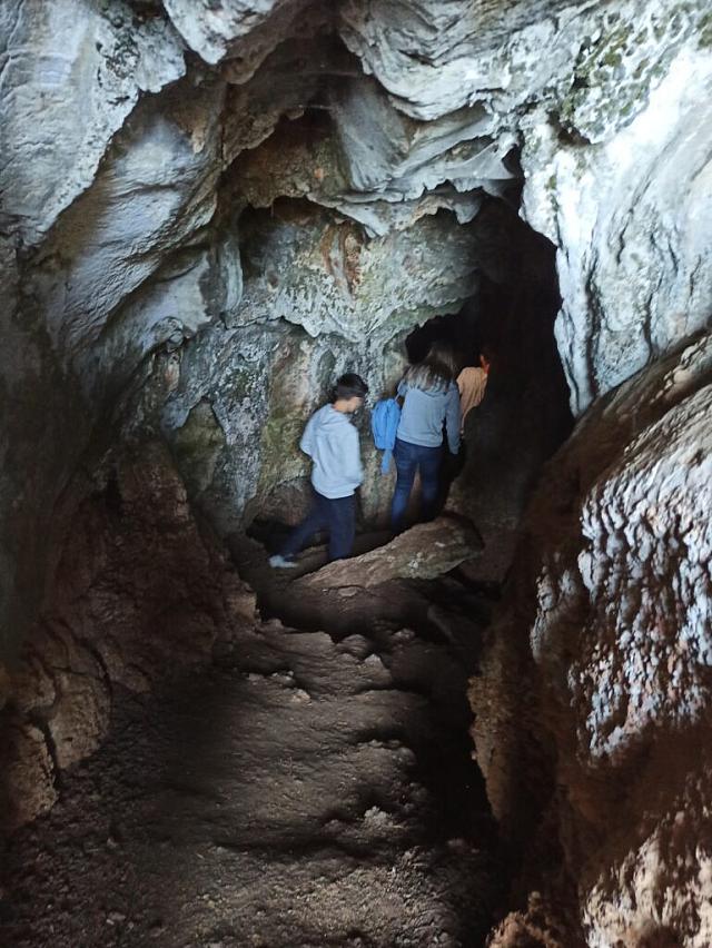 μαθητες στο Κρόνιο σπήλαιο