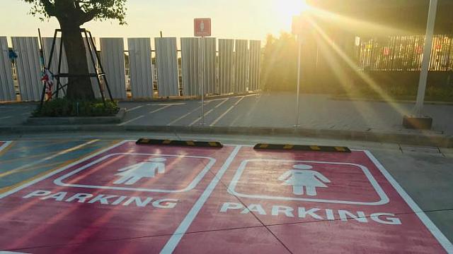 πάρκινγκ γυναίκες