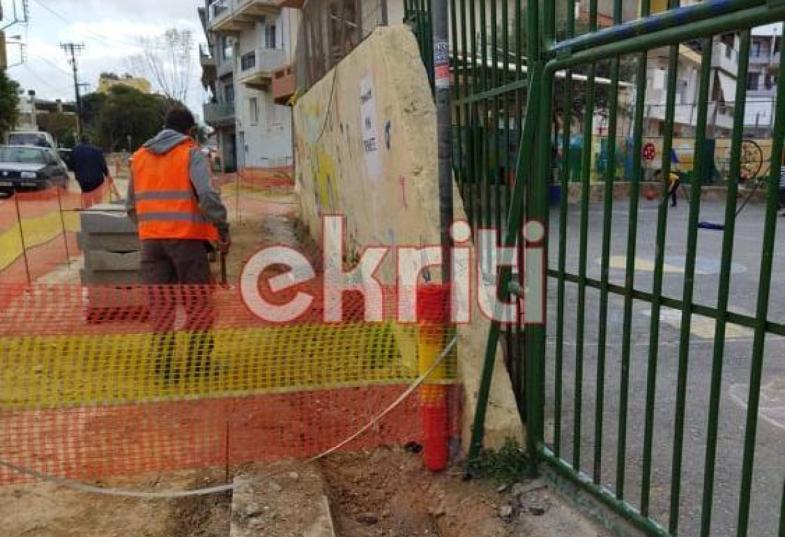 Ο τοίχος είναι έτοιμος να πέσει, αλλά τα έργα ανάπλασης συνεχίζονται...