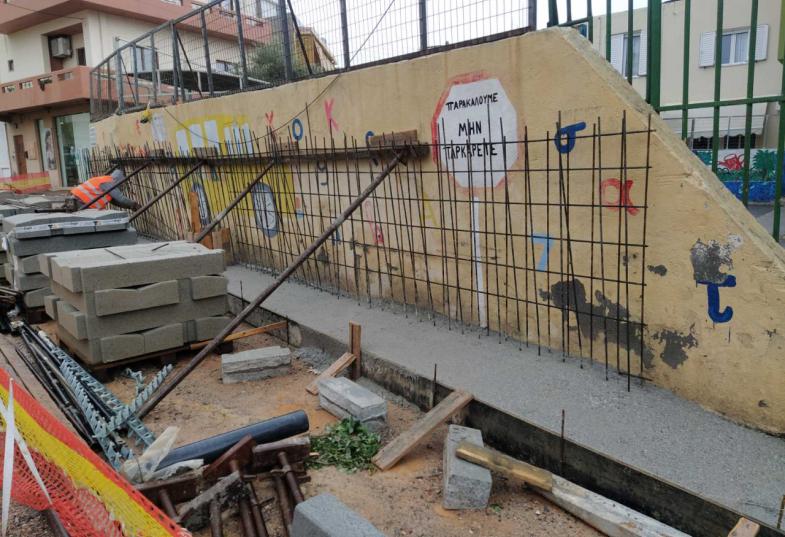 Άμεση ανταπόκριση της εταιρείας για τον τοίχο του σχολείου στην Κομνηνών