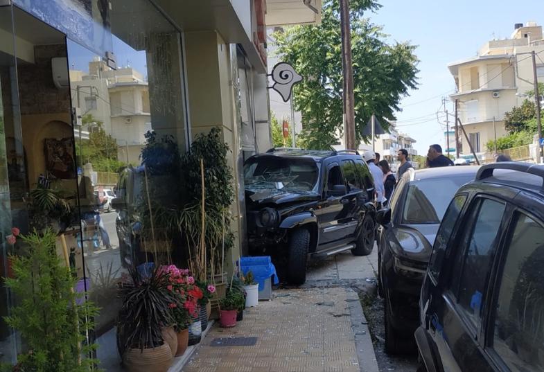 Καρφώθηκε με το τζιπ στο κρεοπωλείο