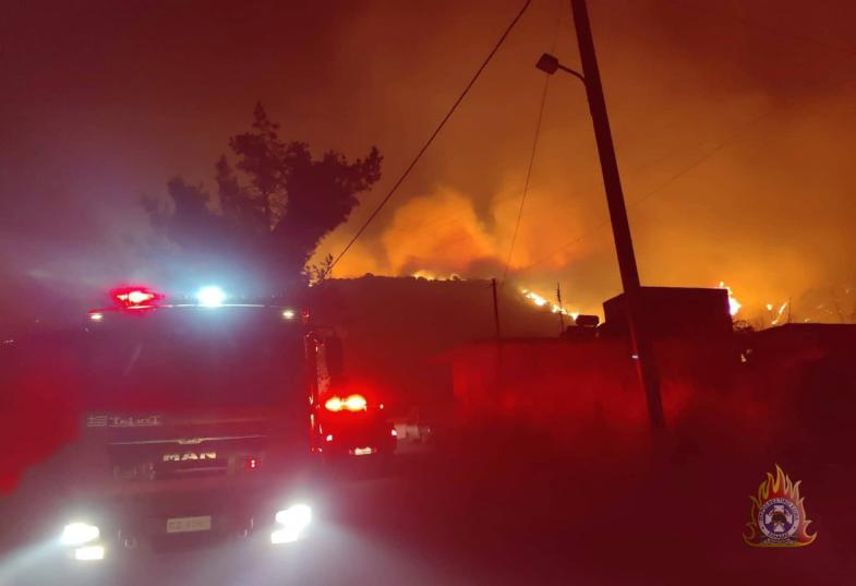 Ολονύχτια μάχη με την πύρινη κόλαση