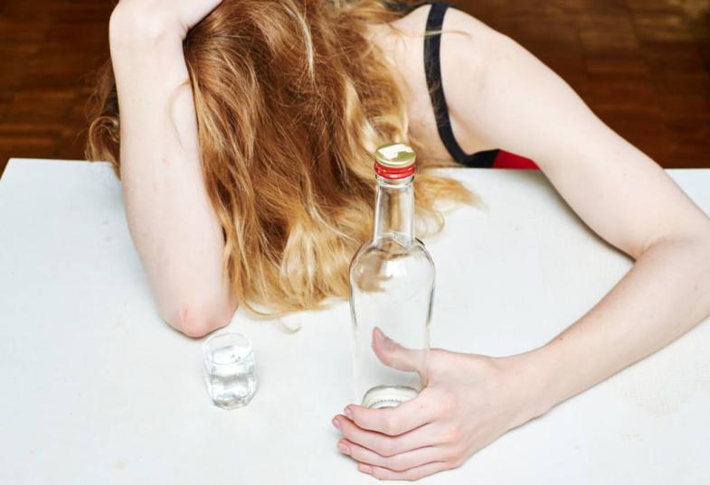 γυναίκα - αλκοόλ