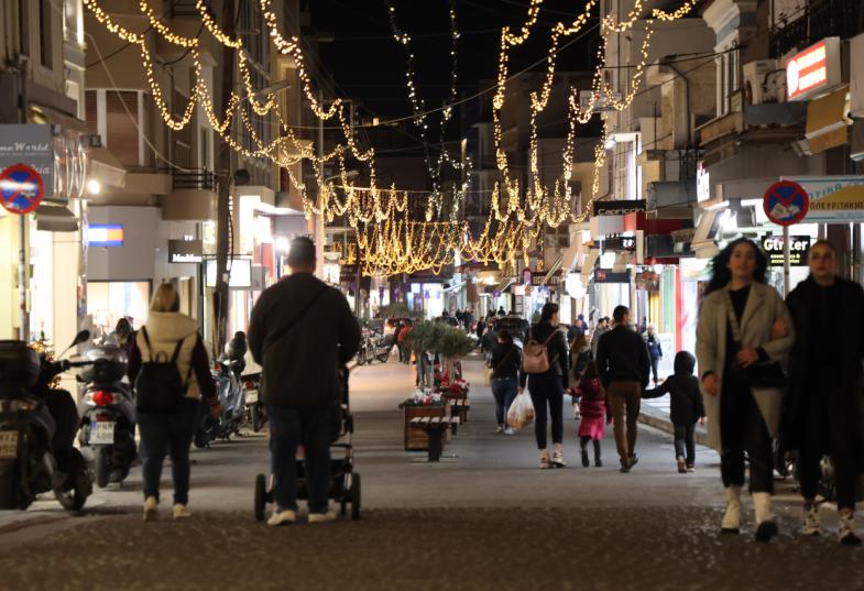 Ηράκλειο: Στολισμένη σαν ...βγαλμένη από παραμύθι η πόλη ετοιμάζεται για τα Χριστούγεννα