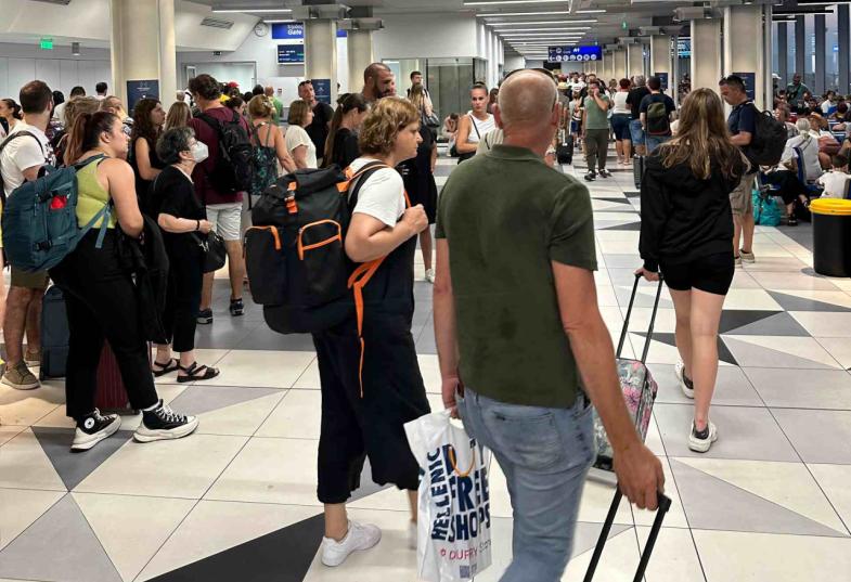 τουρίστες αεροδρόμιο ηρακλείου