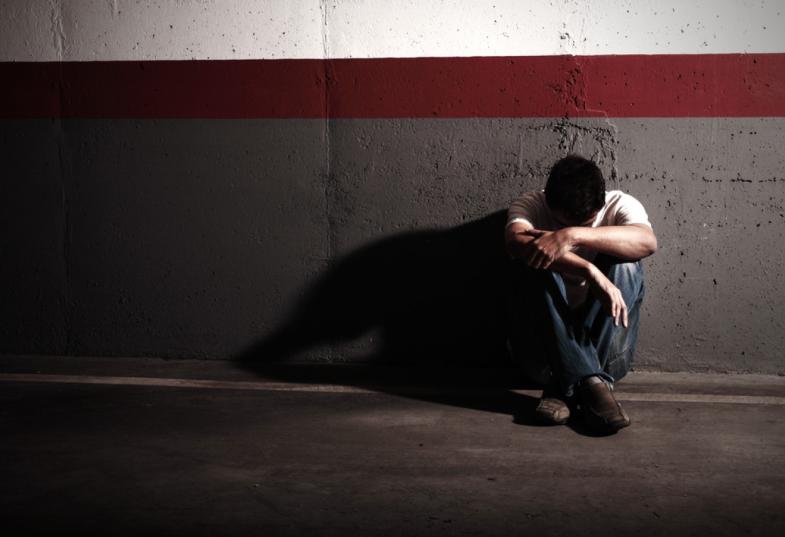 νεαρός σε απόγνωση