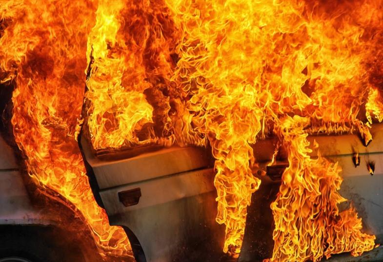 φωτια σε αυτοκίνητο