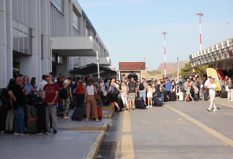 Αεροδρόμιο Ηρακλείου - Τουρίστες