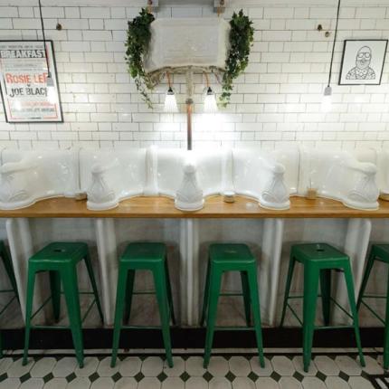 Βικτωριανά δημόσια ουρητήρια έγιναν ... δημοφιλή καφέ στο Λονδίνο