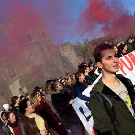 Στους δρόμους η Ιταλία για τα εργασιακά, επεισόδια σε Μιλάνο και Τορίνο