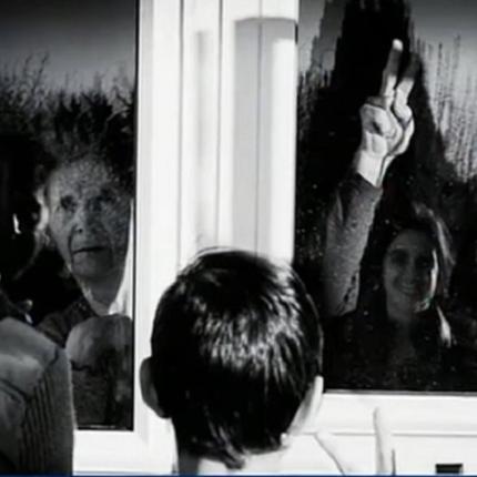 Παππούς και γιαγιά χαιρετούν τα εγγόνια τους πριν νοσηλευτούν για κορωνοϊό