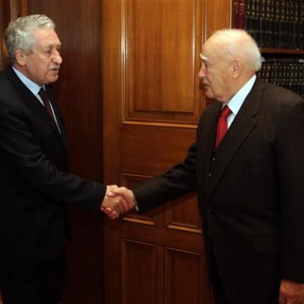 Τη σύγκληση συμβουλίου πολιτικών αρχηγών για το χρέος ζήτησε από τον Παπούλια ο Κουβέλης