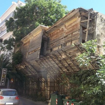 Ηράκλειο 2014: Το ετοιμόρροπο "οίκημα" στην οδό Ιδομενέως που ... αντέχει (φωτορεπορτάζ)