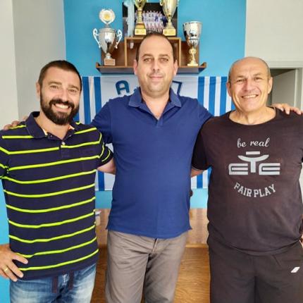 ο νέος προπονητής του Πόρου Βασίλης Κρασανάκης με τον αντιπρόεδρο της ομάδας Αντώνη Μαρκάκη και τον βοηθό και στενό συνεργάτη του στο τεχνικό τιμ Γιώργο Χατζηδιαμαντή