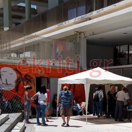 Κόσμος περιμένει έξω από το Κέντρο Κοινότητας...