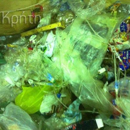 Φωτογραφίες σοκ: Επικίνδυνα ιατρικά απόβλητα "μοιράζουν" μικρόβια στο κέντρο του Ηρακλείου