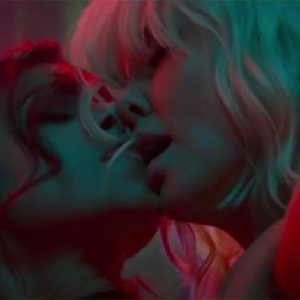 111105-charlize-theron-tueuse-sexy-et-fatale-dans-la-bande-annonce-d-atomic-blon-1490023405.jpg
