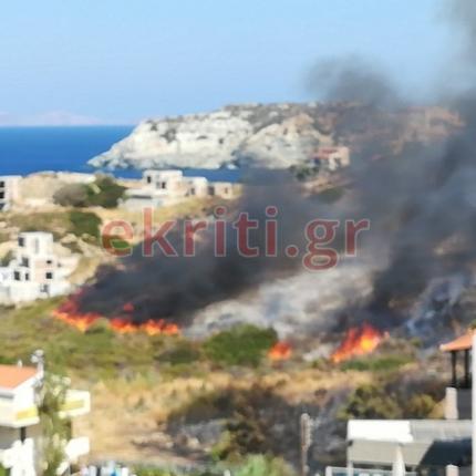 Οι φλόγες καίνε δίπλα σε σπίτια και επιχειρήσεις!