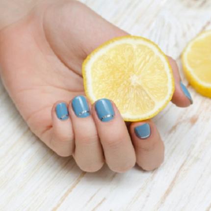 λεμόνι-γυναικείο χέρι.jpg