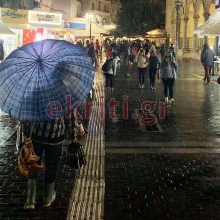 Η αγορά του Ηρακλείου κατακλύστηκε από καταναλωτές, λίγο πριν το lockdown.