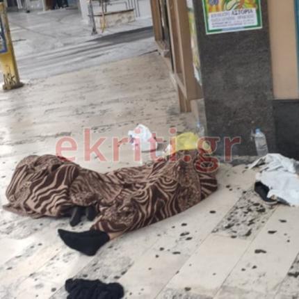 Τα δύο άτομα έχουν σκεπαστεί με κουβέρτες...