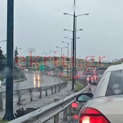Η βροχή και η κίνηση ταλαιπωρούν τους οδηγούς στην Εθνική Οδό