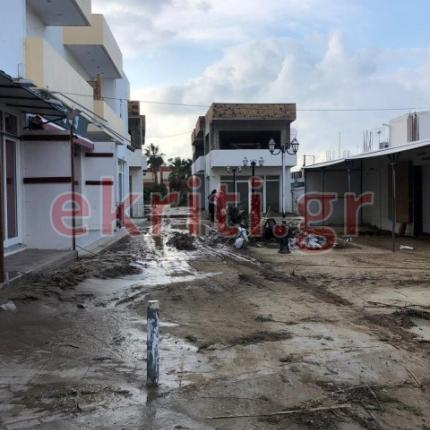 Η λάσπη έχει καλύψει τα πάντα...