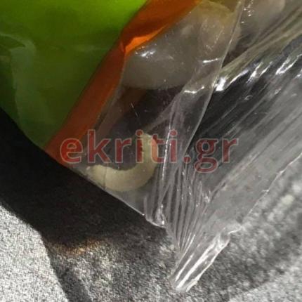 Ένα σκουλήκι μέσα στη συσκευασία με τα φασόλια, όπως το εντόπισαν οι καταναλωτές.