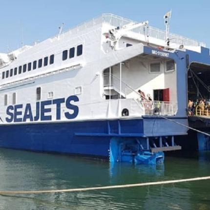 Πλοίο σε ελληνικό νησί