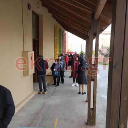 Στην ουρά, περιμένοντας την εξέταση