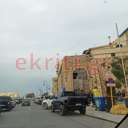 Διακριτική η παρουσία του Λιμενικού στην περιοχή.