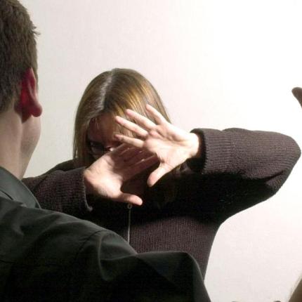 ενδοοικογενειακή βία