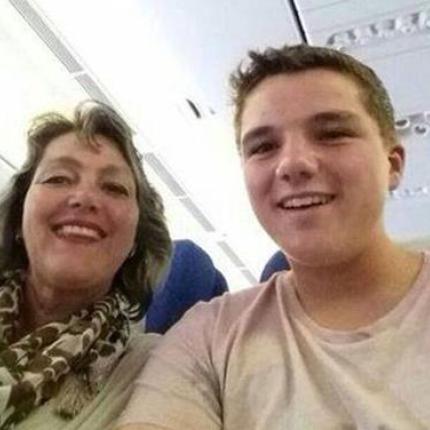 Συγκλονιστική selfie μητέρας και γιου μέσα στο μοιραίο αεροσκάφος λίγο πριν την απογείωση