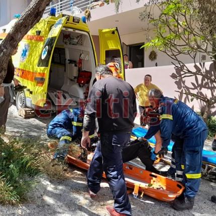 Πυροσβέστες μεταφέρουν τον ηλικιωμένο