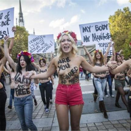 Γυμνή διαμαρτυρία ακτιβιστριών στο Παρίσι