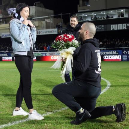 Πρόταση γάμου στο γήπεδο του ΟΦΗ!